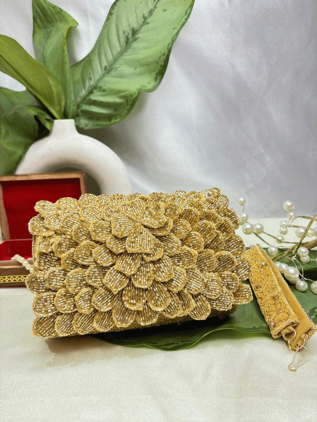 ORUNG CELEBRITY EDITION FLOER NALKI THREE FOLD GOLDEN