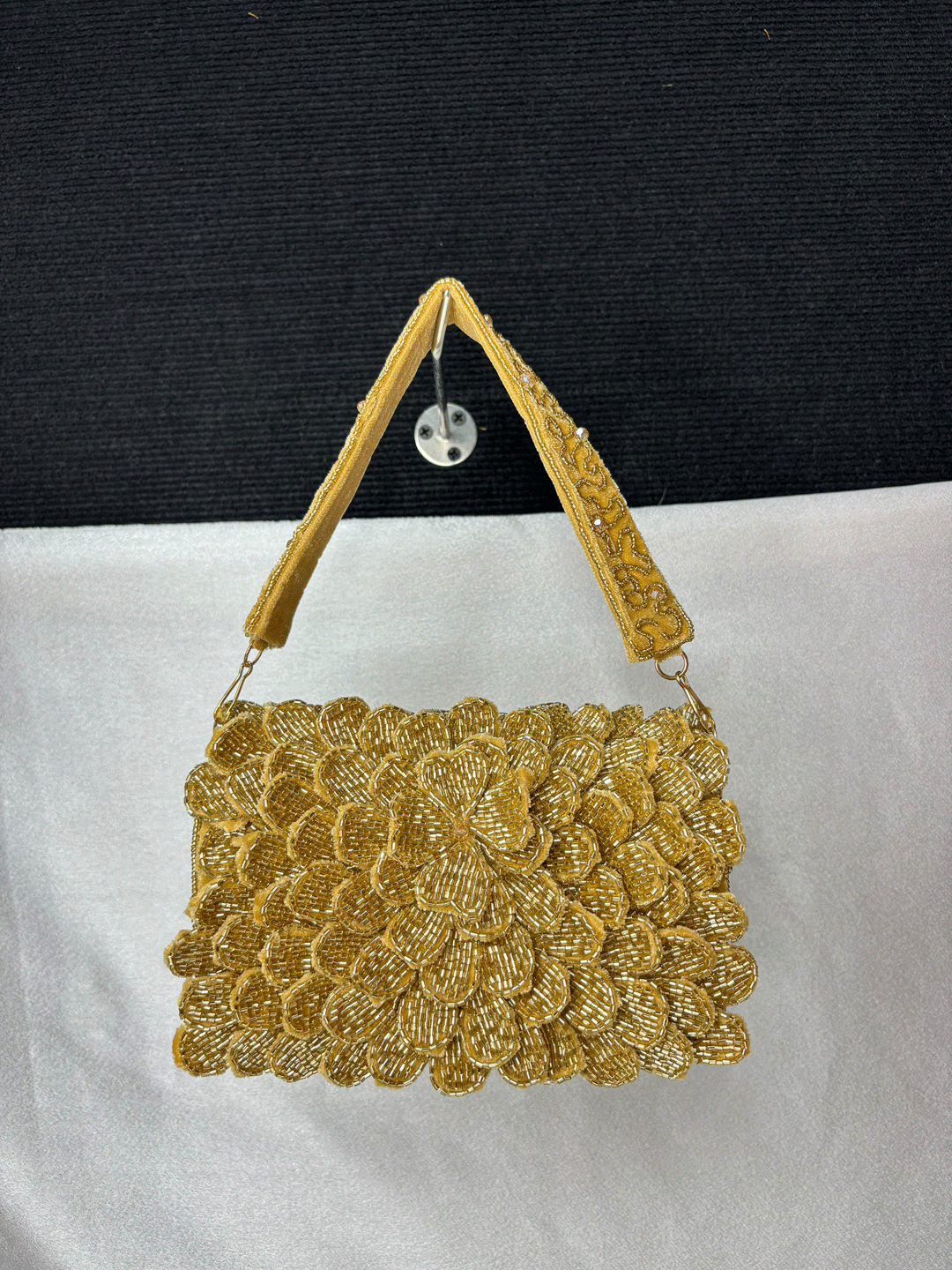 ORUNG CELEBRITY EDITION FLOER NALKI THREE FOLD GOLDEN