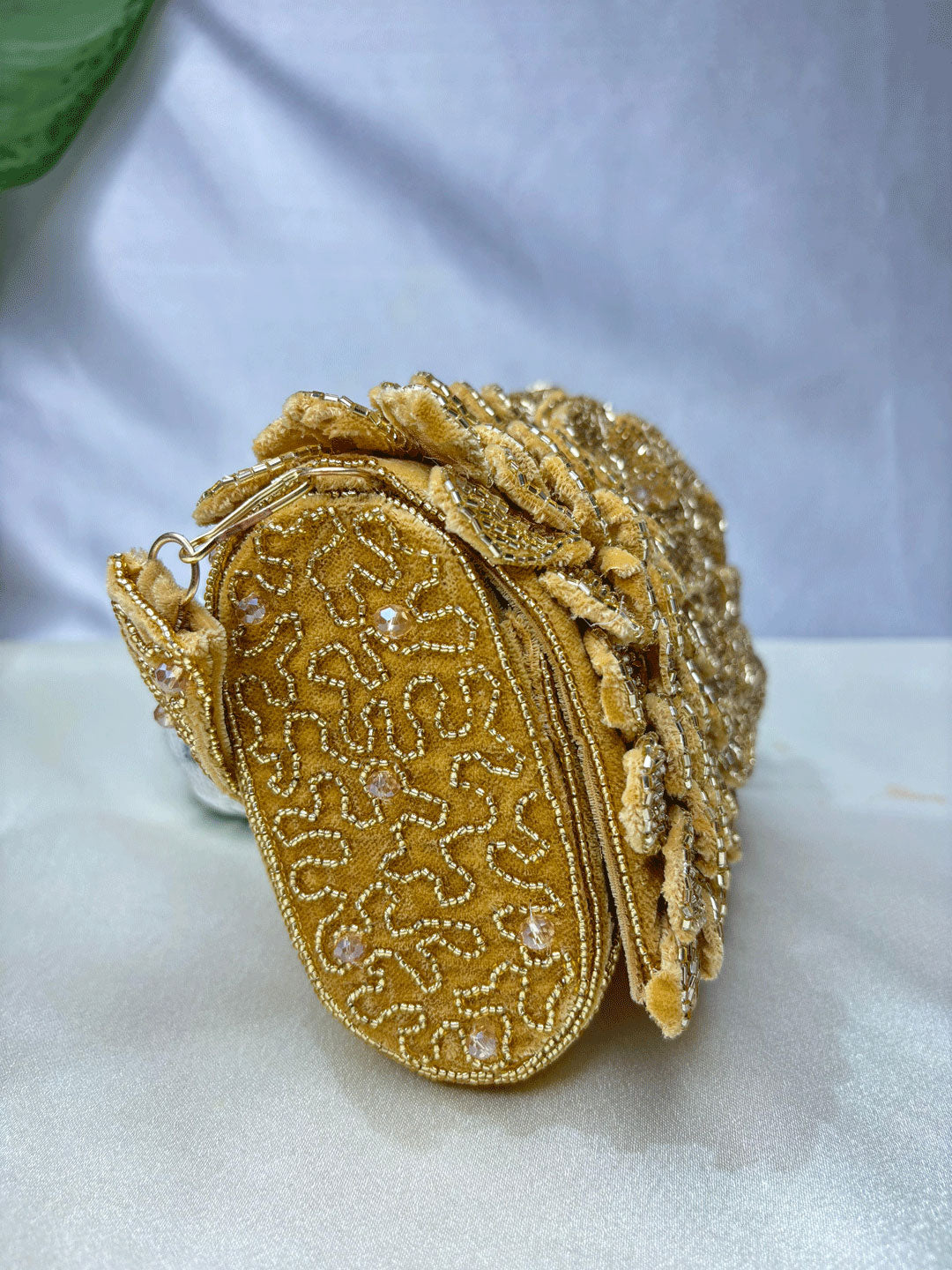 ORUNG CELEBRITY EDITION FLOER NALKI THREE FOLD GOLDEN