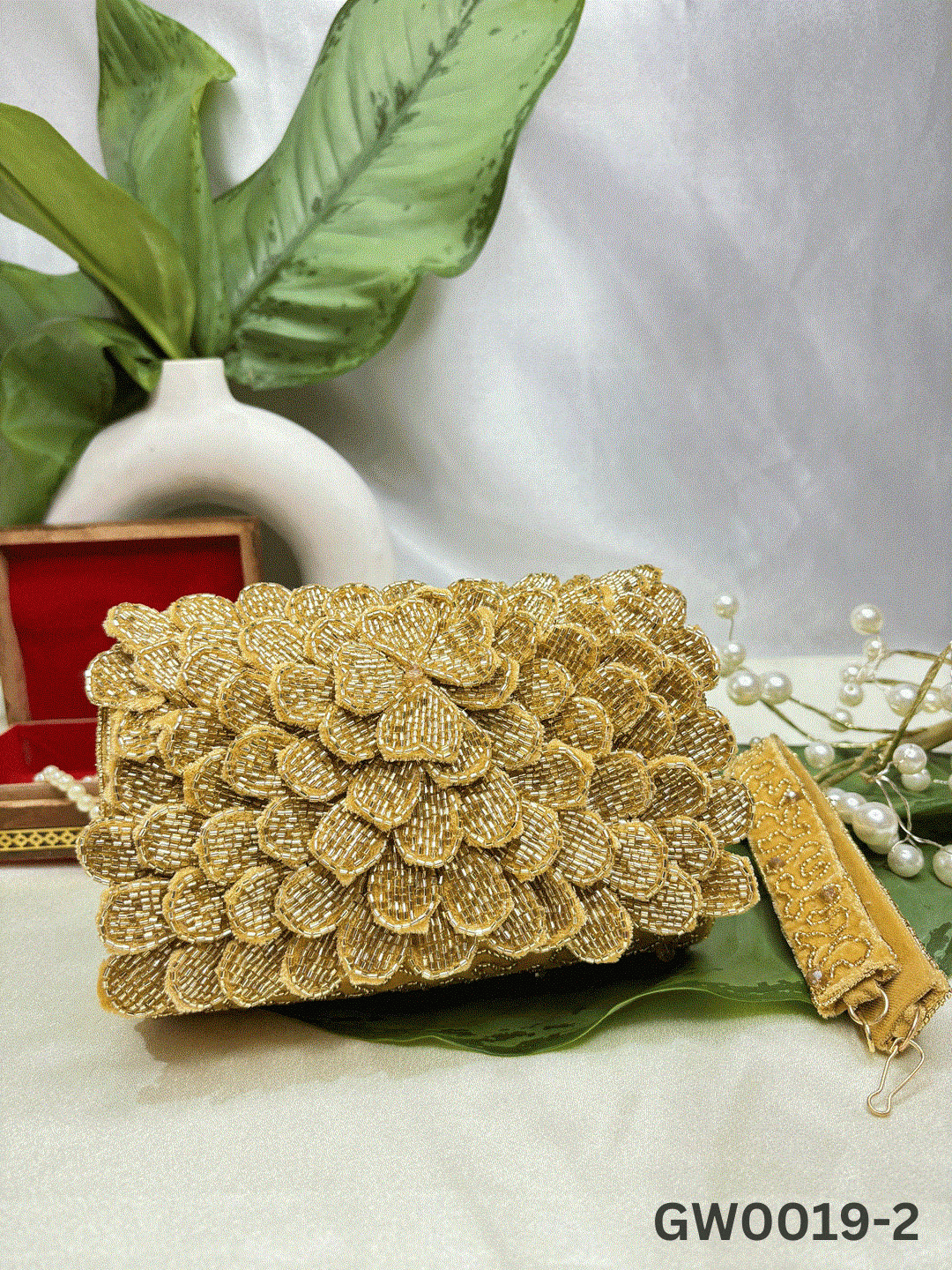 ORUNG CELEBRITY EDITION FLOER NALKI THREE FOLD GOLDEN