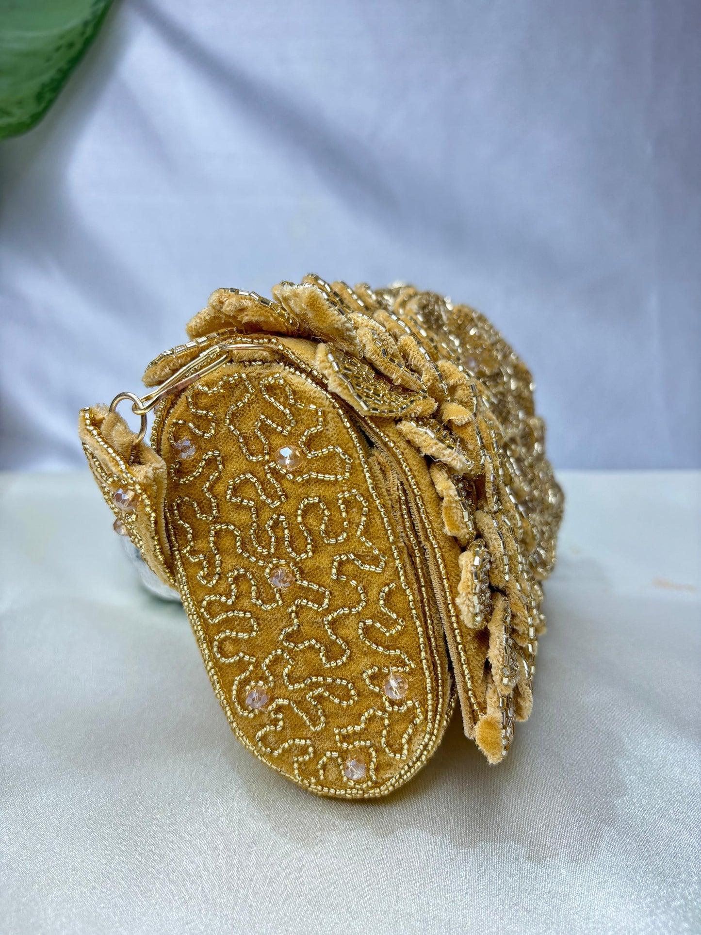 ORUNG CELEBRITY EDITION FLOER NALKI THREE FOLD GOLDEN
