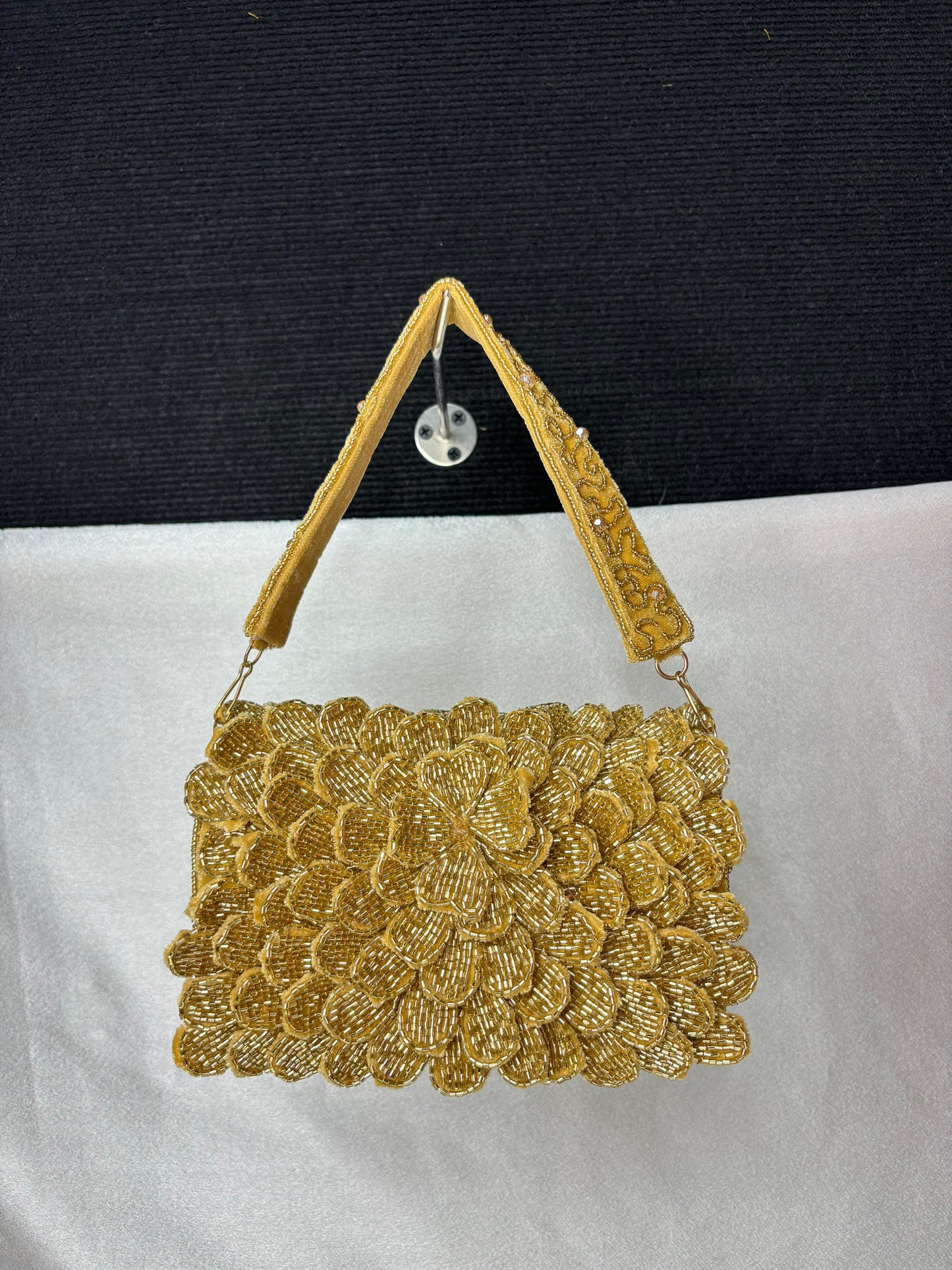 ORUNG CELEBRITY EDITION FLOER NALKI THREE FOLD GOLDEN