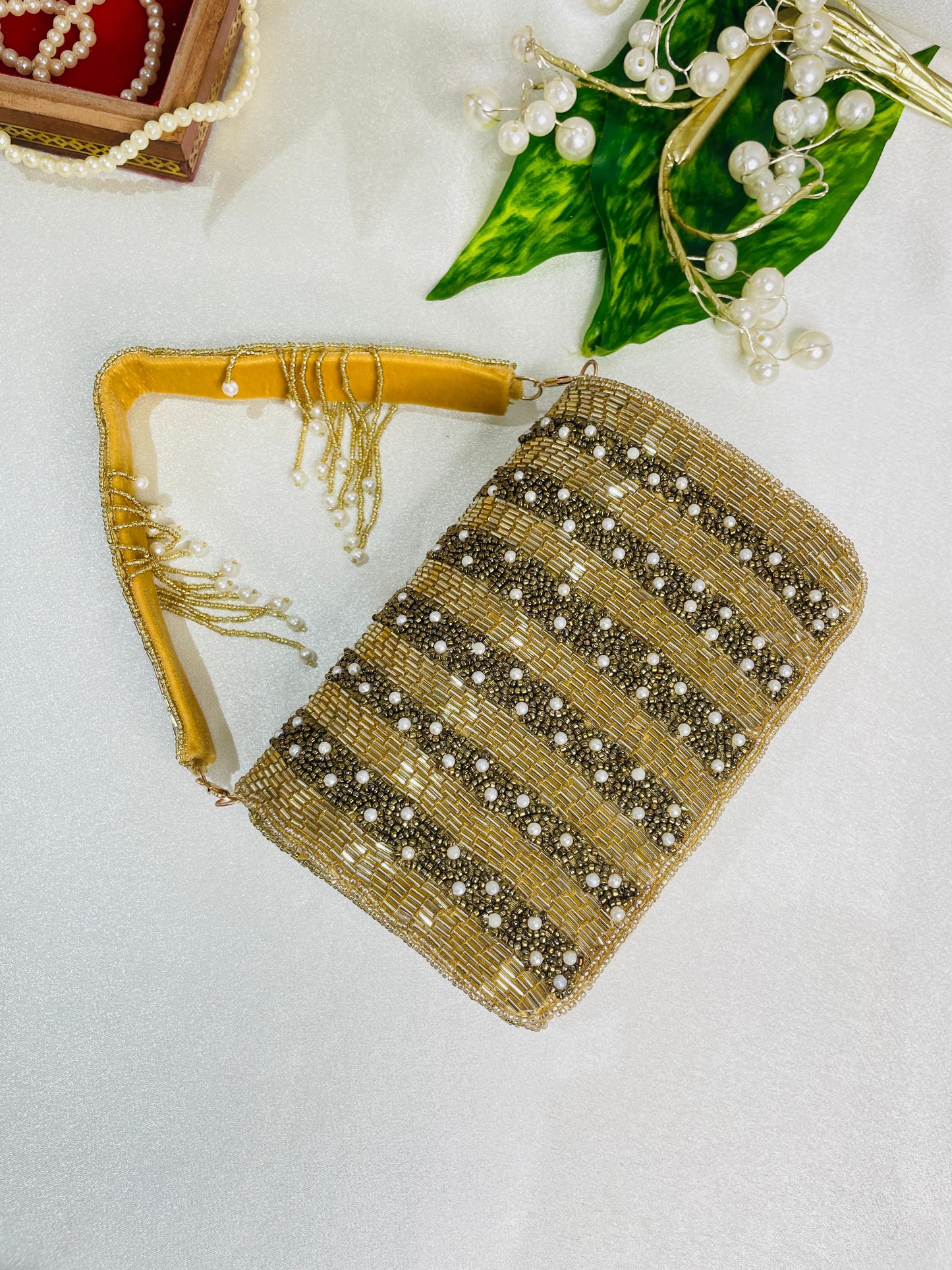 ORUNG CELEBRITY EDITION FLOER NALKI THREE FOLD GOLDEN