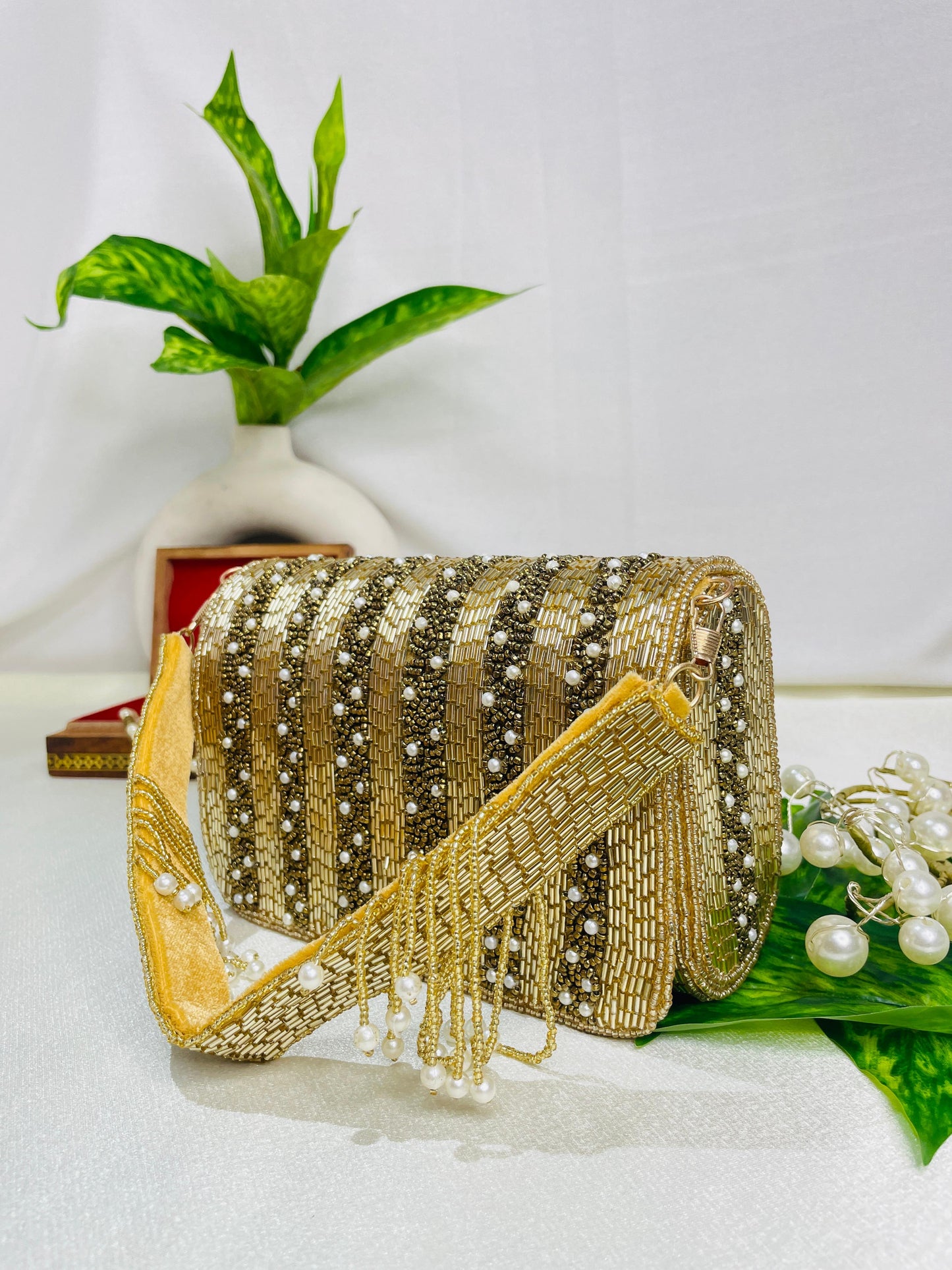 ORUNG CELEBRITY EDITION FLOER NALKI THREE FOLD GOLDEN